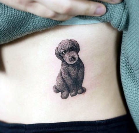 Tattoo een hond op de zij van een meisje