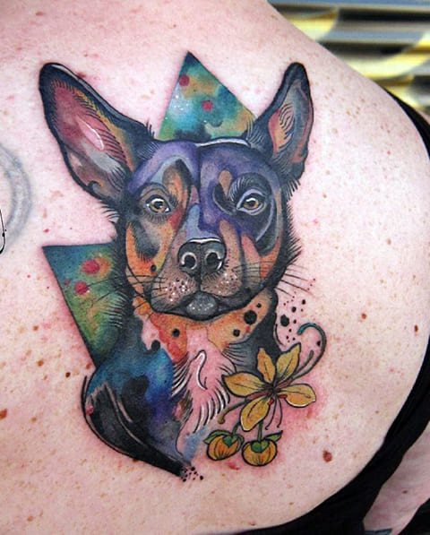 Tattoo hond op zijn schouderblad