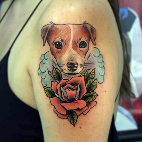 Cane tatuato sulla spalla della ragazza
