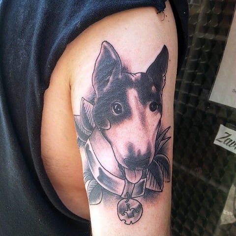 Tattoo hond bij de hand