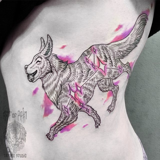 Tattoo van een hond op de ribben van een meisje