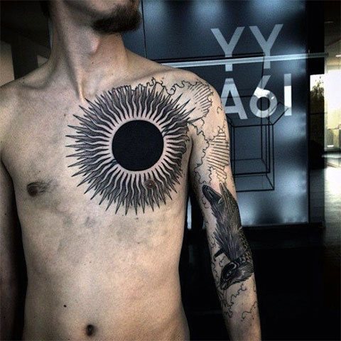 Τατουάζ ήλιου στο στήθος - εικόνα