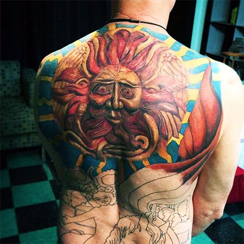 Tatuointi aurinko selässä - kuva