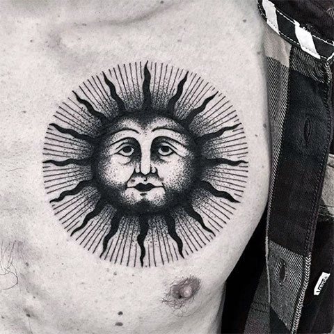 Tatuointi aurinko rinnassa