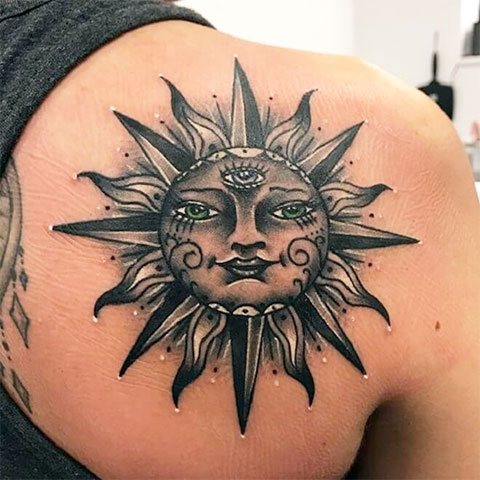 Tatuointi aurinko hänen lapaluuhunsa