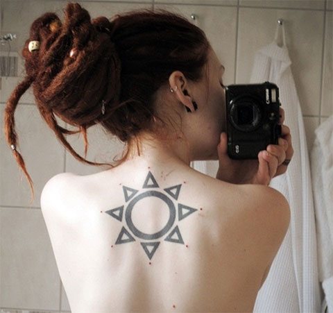 Τατουάζ με τον ήλιο στην πλάτη ενός κοριτσιού