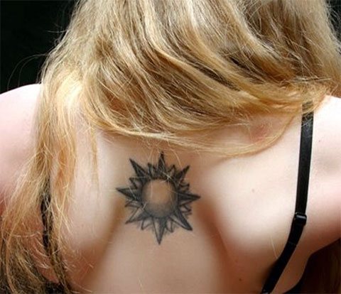 Tatuaj de soare pe spatele unei fete