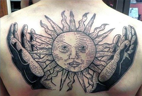 Tatuaggio sole sulla schiena