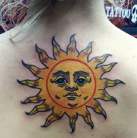 Tatuaggio sole sulla schiena