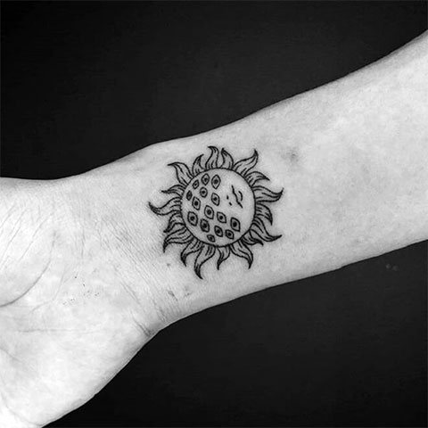 Татуировка слънце на китката - снимка