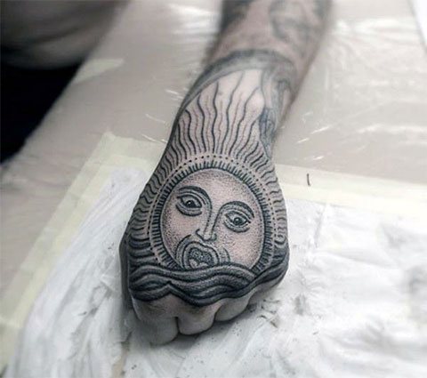 Tatuare il sole sul polso