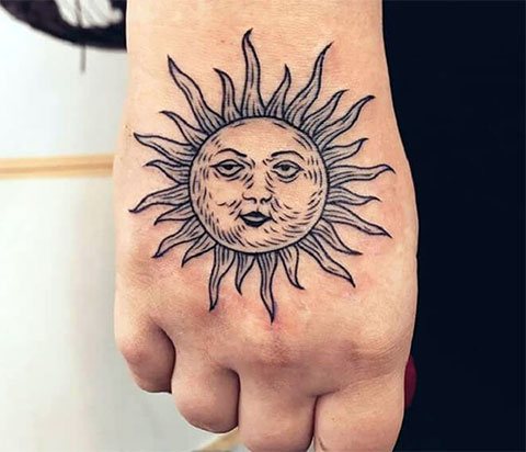 Татуировка слънце на китката