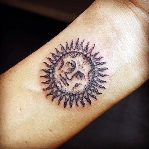 Татуировка слънце на китката