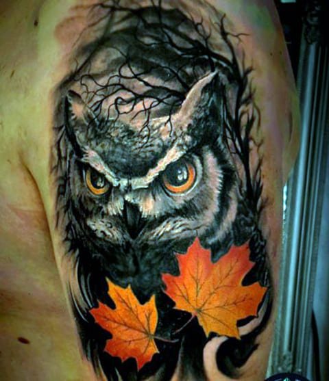 男性の肩に描かれたフクロウのタトゥー