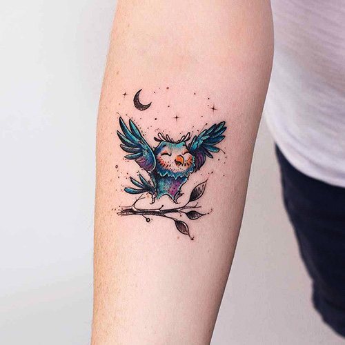 Tattoo einer Eule auf dem Arm für Mädchen. Foto, Bedeutung, Skizzen