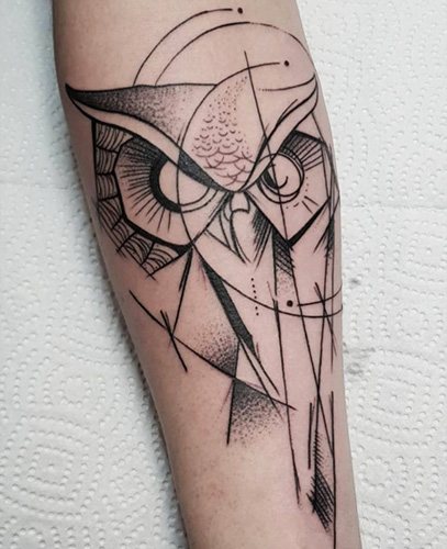 Tatuagem de uma coruja no braço para raparigas. Foto, significado, esboços