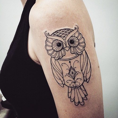 Tattoo van een uil op de arm voor meisjes. Foto, betekenis, schetsen