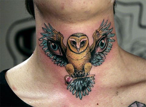 Tatuagem de uma coruja no seu pescoço