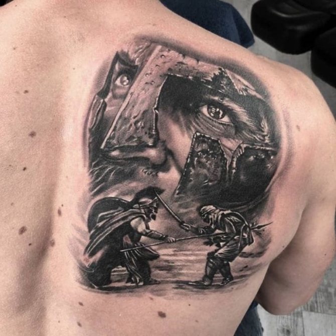 tatuaggio di uno spartano sulla schiena