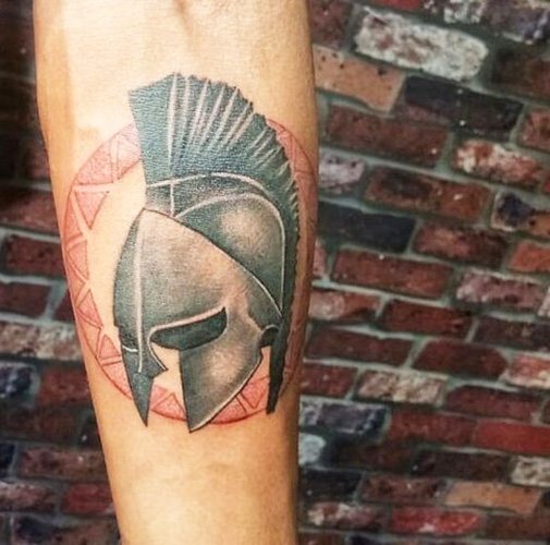 Татуировка със спартанска каска. Значение, скици, снимки