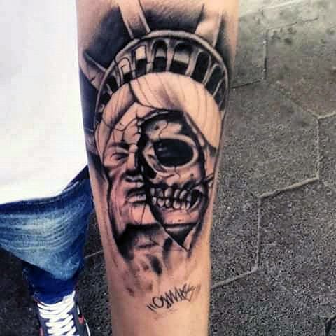 Kaukolės formos Laisvės statulos tatuiruotė