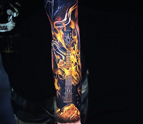 Tetovējums uguns elements ar ģitāru uz rokas