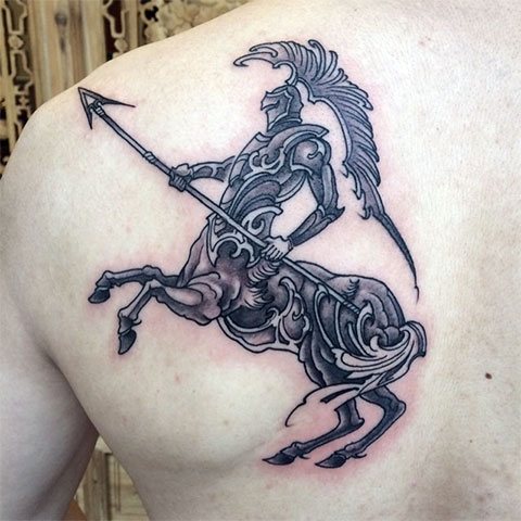 Татуировка Стрелец върху лопатката на рамото