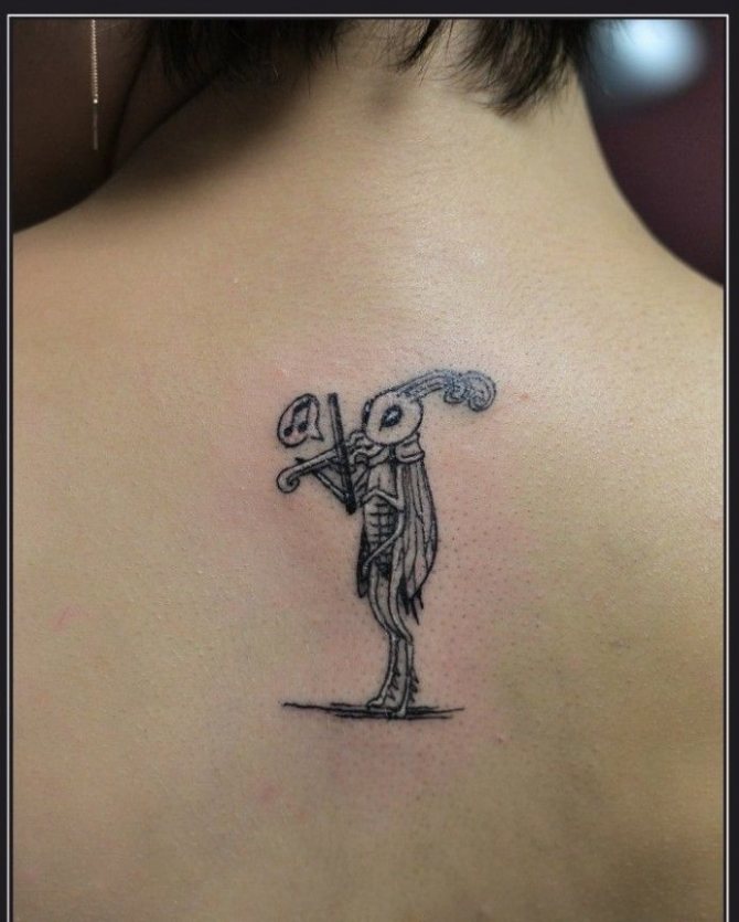 Heinäsirkka Charm tatuointi