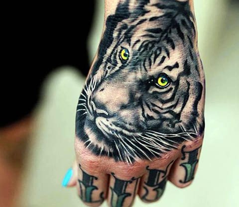 Tatuaj de un tigru pe mână
