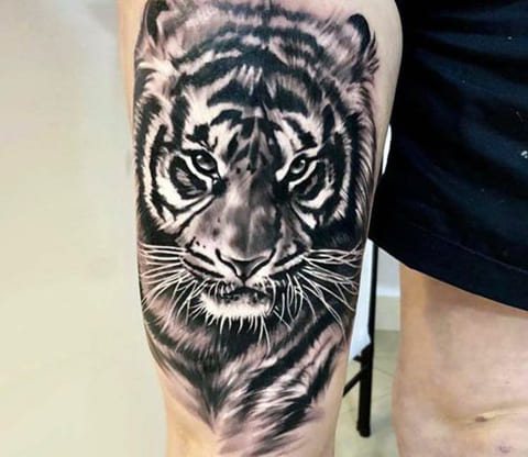 Tatoeage van een tijger op het been