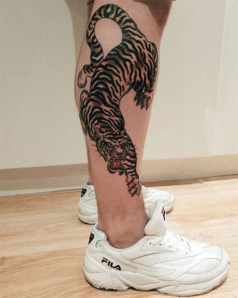 Tatouage d'un tigre sur un pied