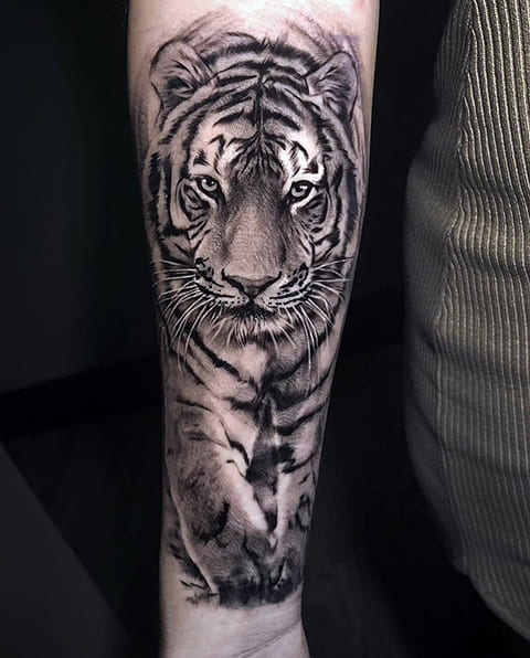 手のひらに虎のタトゥー