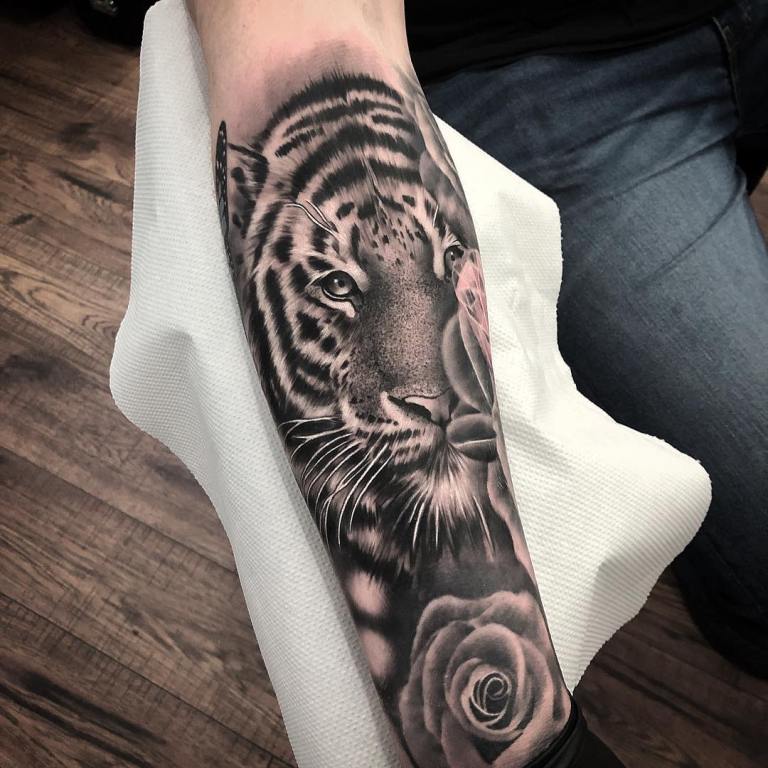 Tatuointi uros tiikeri ruusun kanssa