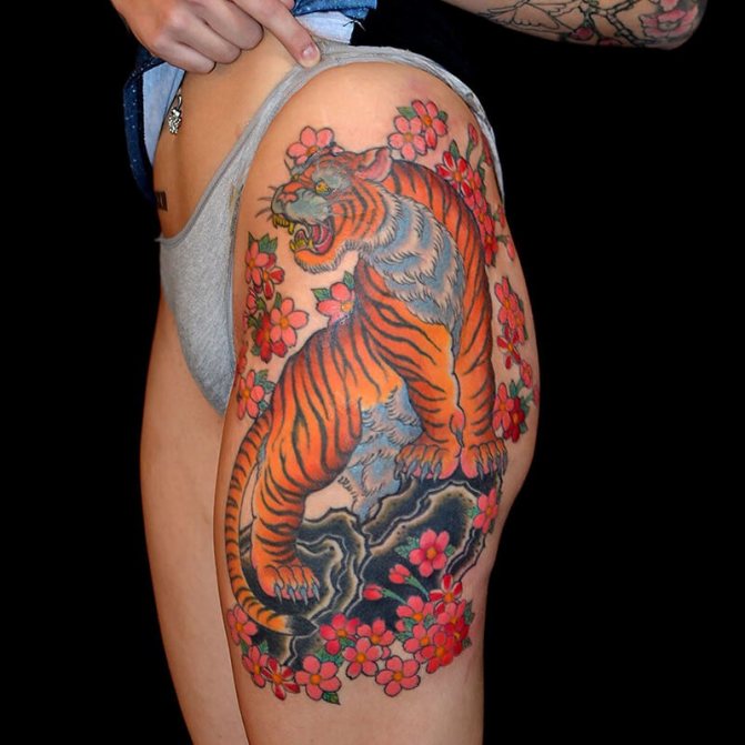 Татуировка тигър - Татуировка тигър и цветя - татуировка тигър и цветя