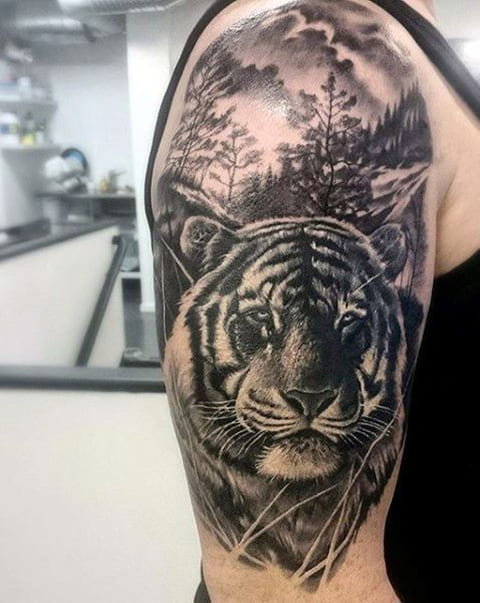 Tattoo van een tijger in het bos