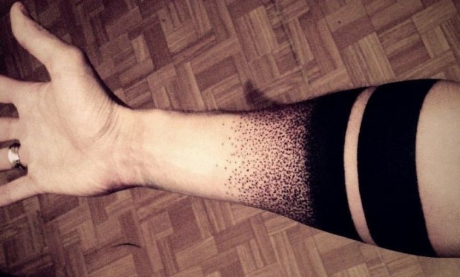 Tattoo dikke lijnen op zijn arm
