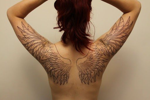 Τατουάζ λεπτά φτερά στην πλάτη