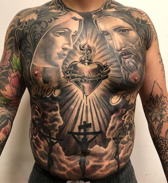 Τατουάζ τριών σταυρών στην κοιλιά του