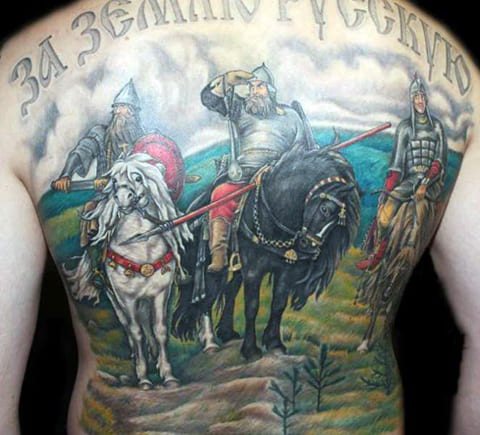 Tetovanie troch rytierov na chrbte - fotografia