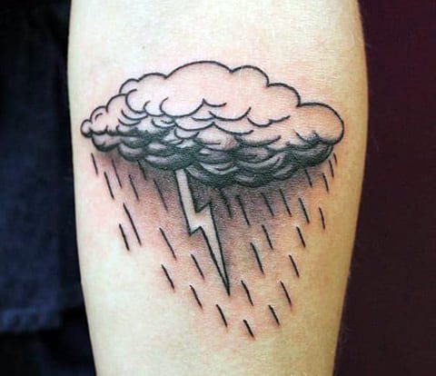 Nuvola di pioggia e tatuaggio del fulmine