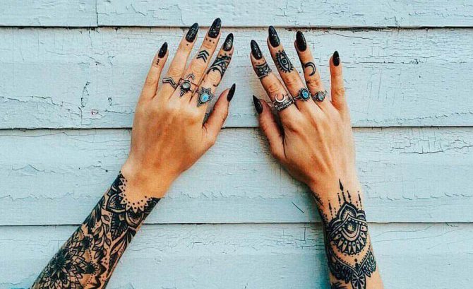 Tatuering på flickans fingrar