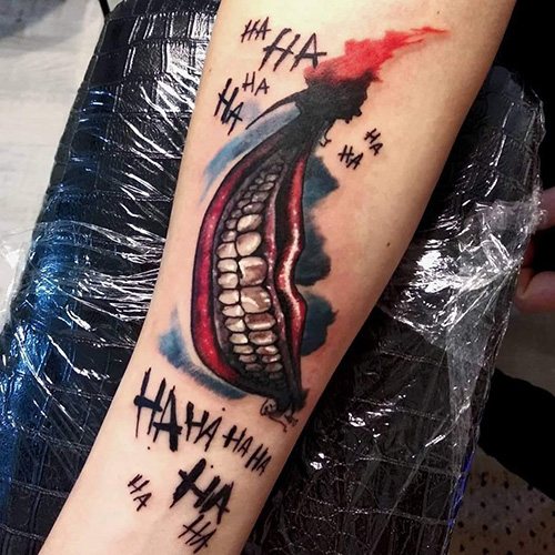 Tetoválás Joker Smile a karjára. Vázlatok, fotó