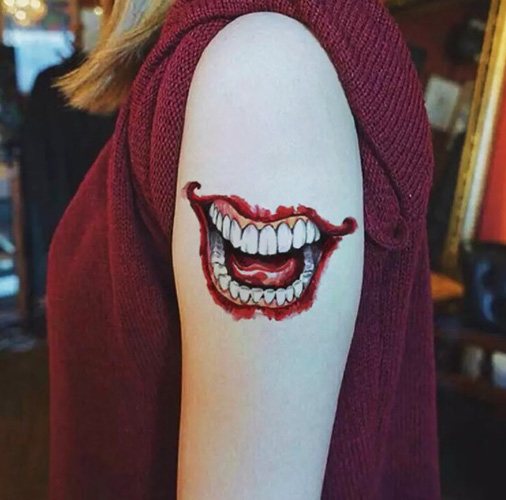 Tatuaj Joker Smile pe brațul său. Schițe, fotografie