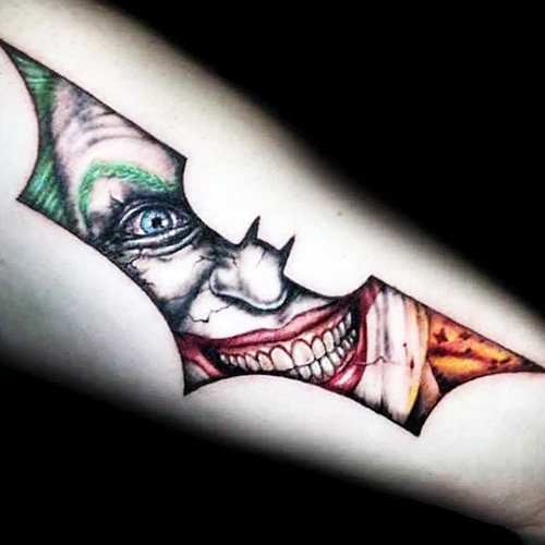 Tatuagem Joker Sorriso no seu braço. Esboços, fotografia