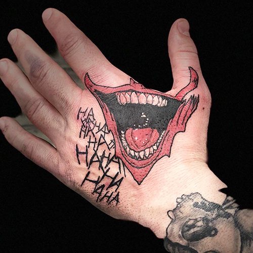 Τατουάζ Joker Smile στο χέρι του. Σκίτσα, φωτογραφία
