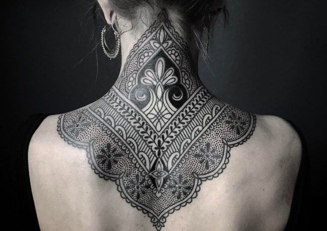 Tatuointikuviot kaulassa ja selässä