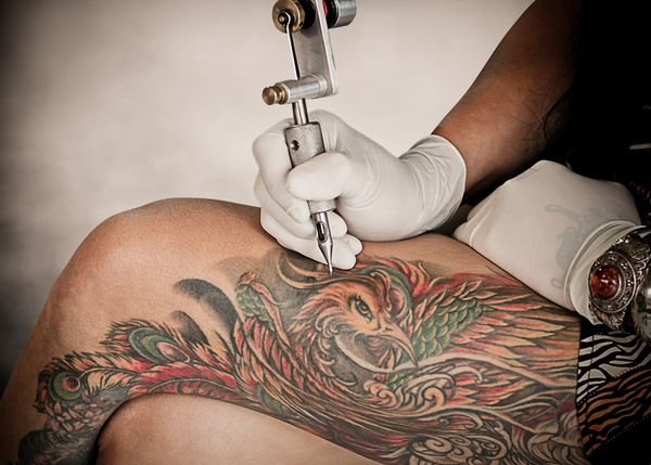 Barokk stílusú tetoválás. Vázlatok a karon, csuklón, lábon, háton, derékon. Fotó