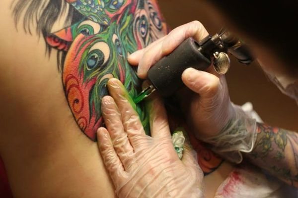 Barokk stílusú tetoválás. Vázlatok a karon, csuklón, lábon, háton, derékon. Fotó