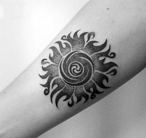 Tetovanie na predlaktí v bodkovanom štýle