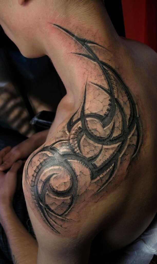 Stencil tattoo mehe õlal, seljal, kaelal